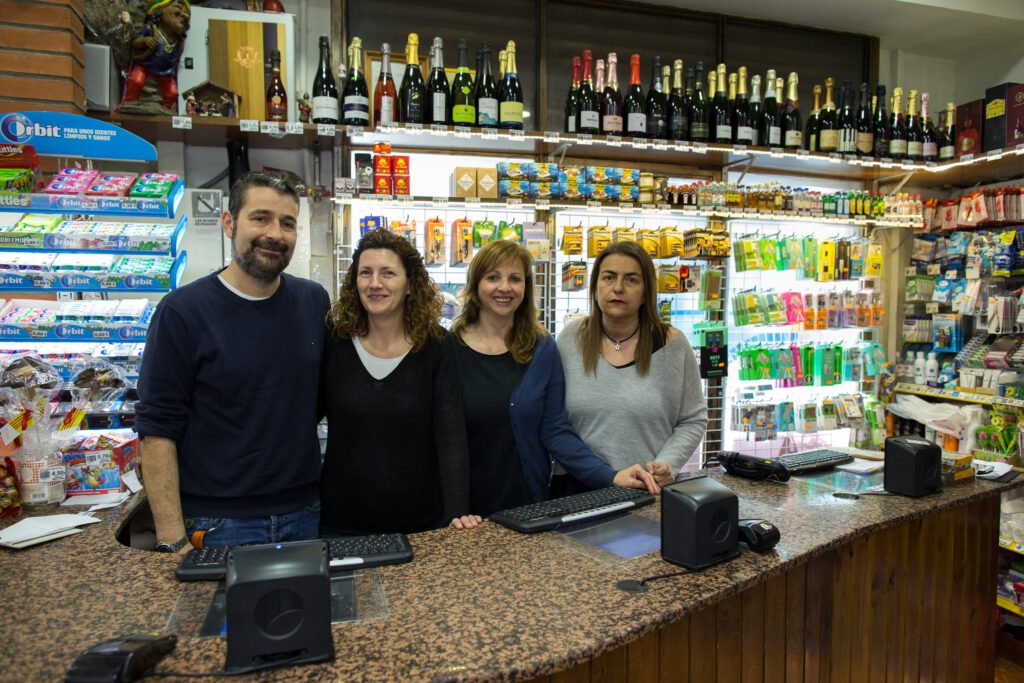 La familia que gestiona De tot al Born detrás del mostrador de la tienda
