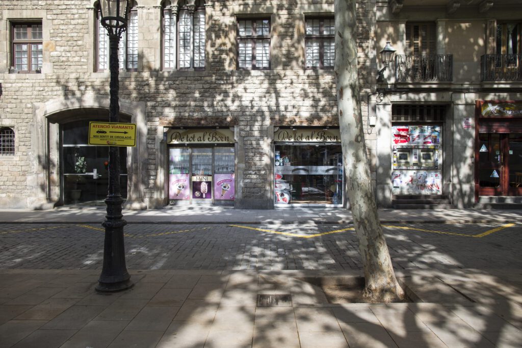 La tienda De tot al Born vista desde el Passeig del Born, Barcelona