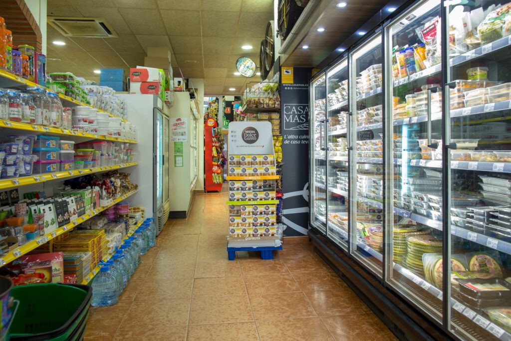 Pasillo con neveras de productos frescos en De tot al Born