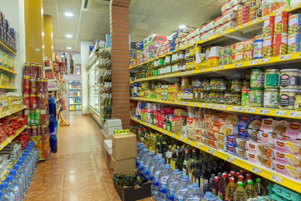 Pasillo de la tienda con productos de alimentación y bebidas
