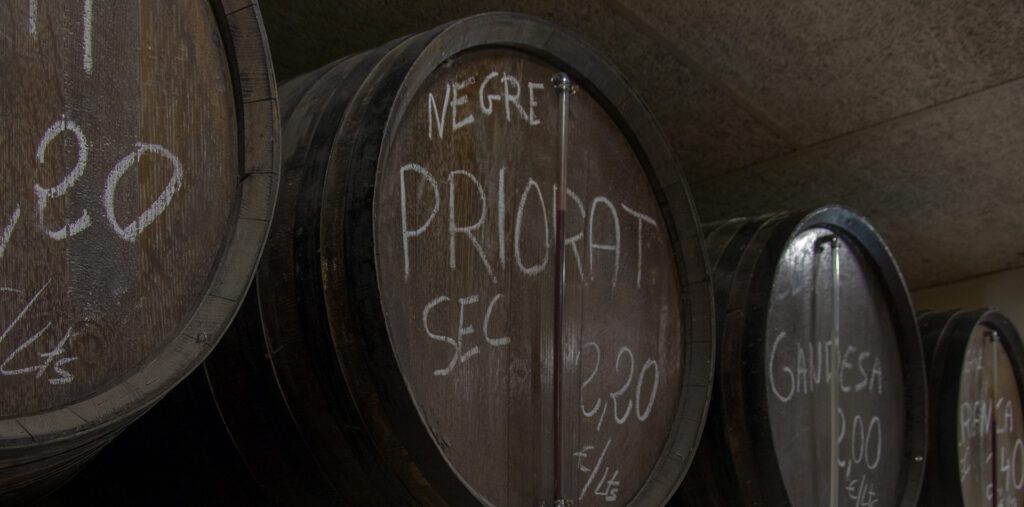 Barricas de vino a granel en la bodega de De tot al Born